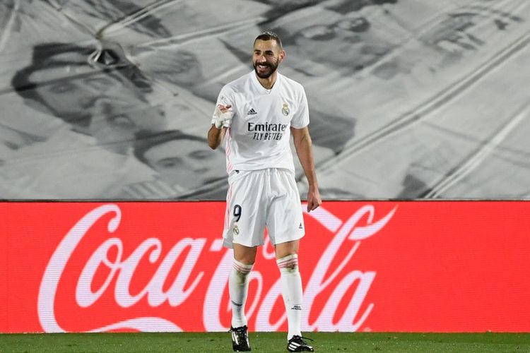 Selebrasi striker Real Madrid Karim Benzema usai mencetak gol ke gawan Athletic Bilbao pada laga lanjutan Liga Spanyol di Stadion Alfredo di Stefano, Selasa (15/12/2020) atau Rabu dini hari WIB. 