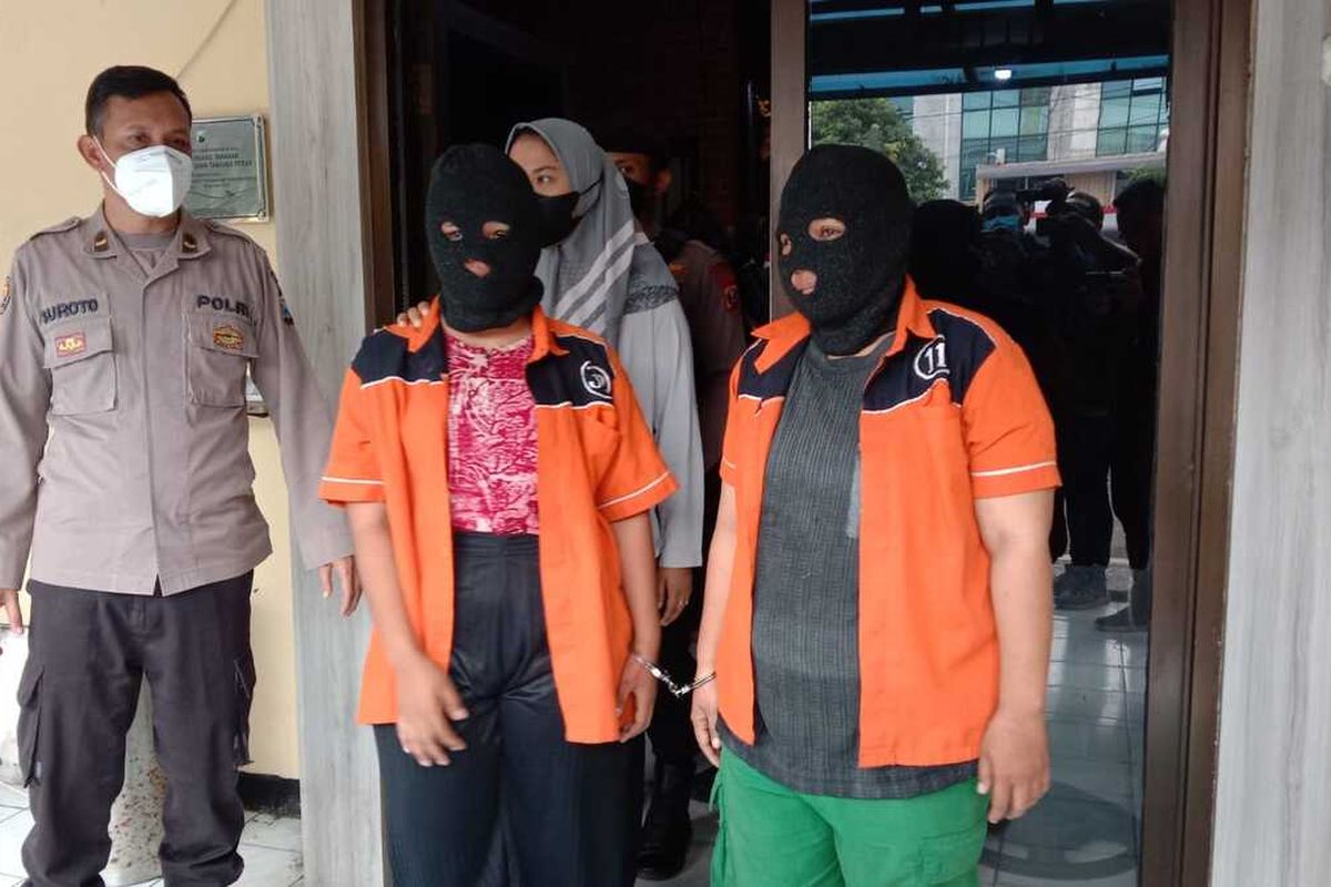 U (kanan) ibu yang menganiaya putrinya sampai meninggal dunia ditahan di Polres Pelabuhan Tanjung Perak Surabaya.