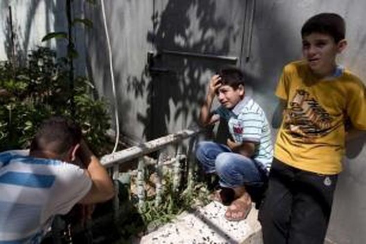 Keluarga dari Hamed Shehab menangis dalam prosesi pemakamannya di Jabalia, utara jalur Gaza, 10 Juli 2014. Hamed tewas dalam serangan udara yang dilancarkan oleh Israel pada dini hari. Serangan yang sama juga menewaskan anak-anak.