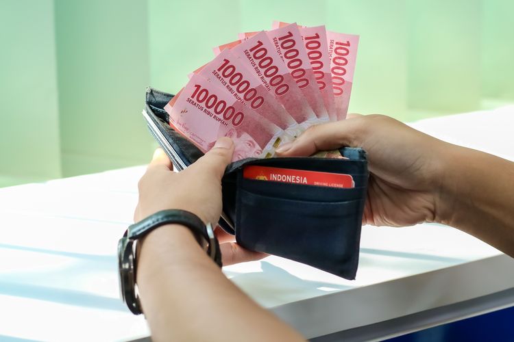 Ilustrasi uang. Bantuan Subsidi Upah (BSU). BSU 2025. BSU 2025 tetap bisa dicairkan lewat PT Pos Indonesia. Simak cara cek status penerima dan syarat pencairannya di sini.