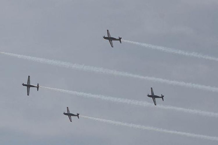 Pesawat tempur TNI AU bermanuver dalam upacara HUT Ke-70 TNI AU di Pangkalan Udara Halim Perdanakusuma, Jakarta, Sabtu (9/4/2016).