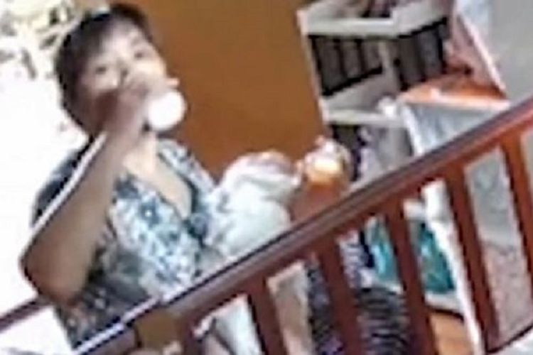 Dalam potongan rekaman CCTV, terlihat seorang babysitter bernama Jiang meminum susu dari botol bayi yang diasuhnya. Kejadian itu terjadi di China.
