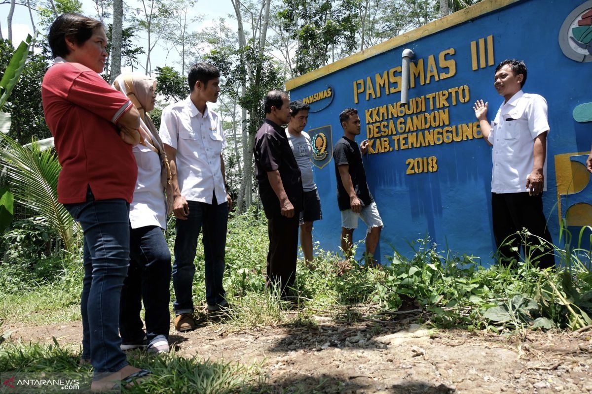 Petugas berdialog dengan pengelola Program Pamsimas di Desa Gandon, Kaloran, Temanggung Jawa Tengah.