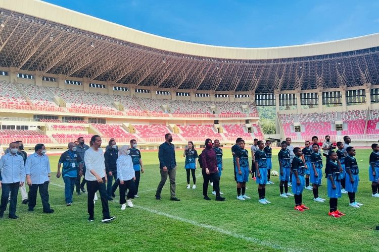 Salah satu anggota Grup MIND ID PT Freeport Indonesia (PTFI) mendukung munculnya atlet sepakbola dari tanah Papua. Pada Rabu (31/8/2022), Presiden Joko Widodo (Jokowi) meresmikan Papua Football Academy (PFA) di Stadion Lukas Enembe, Sentani, Papua.

