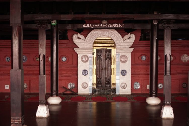 Masjid Merah Panjunan, Cirebon merupakan salah satu masjid tertua di Pulau Jawa