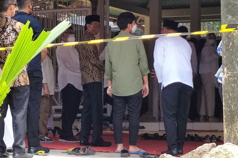 Presiden Jokowi Antar Jenazah Pamannya hingga ke Makam
