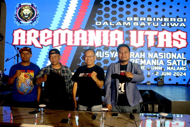 Panitia Munas Aremania Utas yang bertujuan menciptakan sebuah wadah organisasi suporter Aremania secara legal dan modern saat menggelar konferensi pers dengan media di salah satu cafe di Kota Malang, Sabtu (25/5/2024) siang.