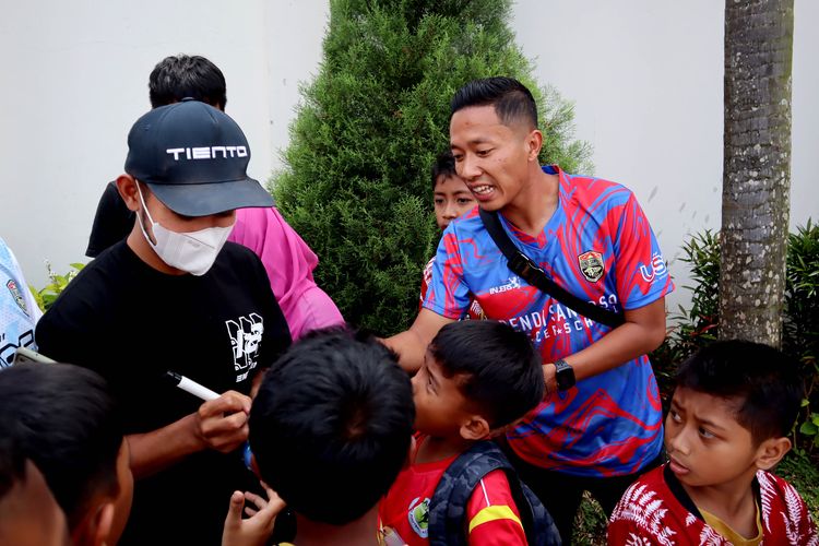 Pemain Arema FC Dendi Santoso dan Gian Zola melayani penggemarnya disela-sela untuk merayakan Anniversary Dendi Santoso Soccer School yang diikuti 12 peserta di Lapangan ABE- Unggul Sport Center Malang, Minggu (25/9/2022) siang.