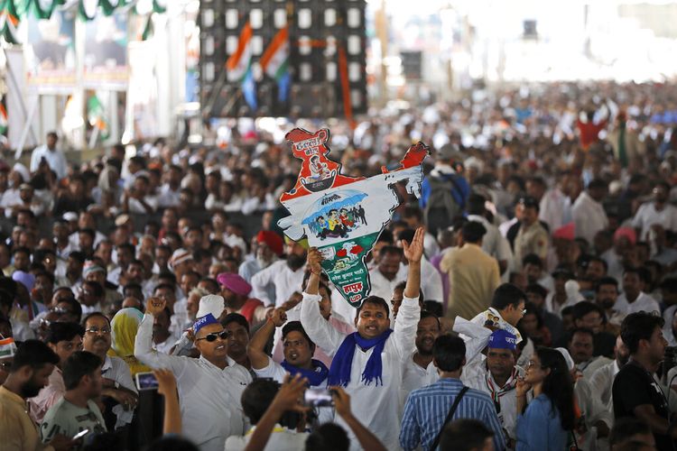 Pendukung partai Kongres meneriakkan slogan-slogan anti pemerintah selama rapat umum di New Delhi, India, Minggu, 4 September 2022.