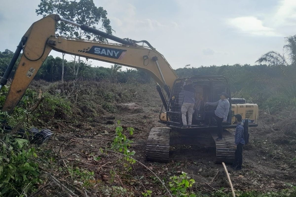 Tim Ditreskrimsus Polda Riau saat menangkap pelaku dan ekskavator yang digunakan untuk merambah hutan lindung Bukit Rimbang Baling, Desa Kuntu Darusalam, Kecamatan Kampar Kiri, Kabupaten Kampar, Riau, Kamis (28/11/2024).