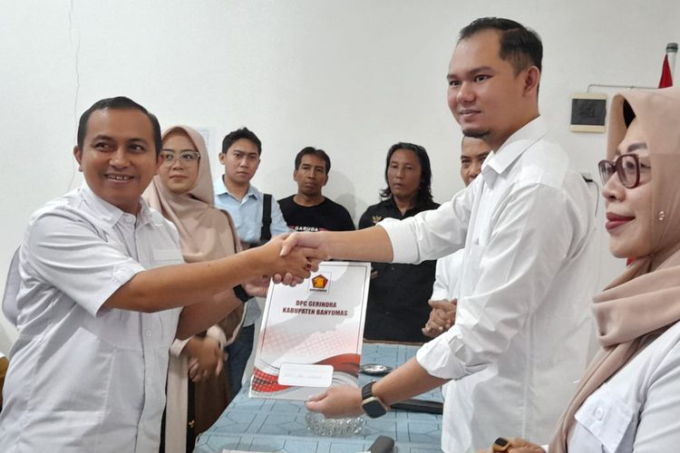 Ketua Bara JP Banyumas Dodit Ari Wibowo (kiri) mendaftar bacawabup di DPC Partai Gerindra Banyumas, Jawa Tengah, Rabu (5/6/2024).