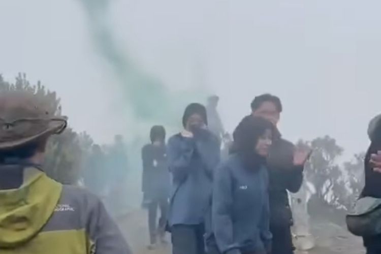 Sebuah unggahan video yang memperlihatkan aksi pendaki menyalakan smoke bom di atas Puncak Gunung Gede Pangrango, Jawa Barat, viral di media sosial. Video tersebut diunggah di akun Instagram @gedepangrango.ku pada Kamis (23/2/2023).