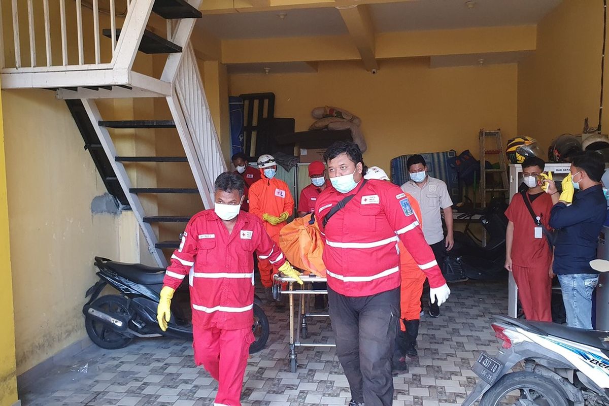 Petugas PMI saat mengevakuasi jenazah MN yang ditemukan meninggal dunia di dalam kamar kosnya daerah Manggung, Caturtunggal, Kapanewon Depok, Kabupaten Sleman. Korban ditemukan meninggal di dalam kamar kos dengan bersimpah darah.