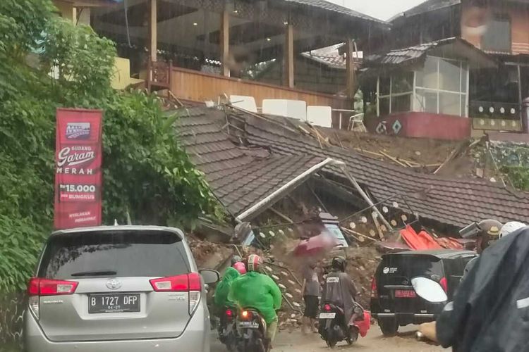 Sebuah kafe di kawasan Karang Panjang Kecamatan Sirimau, Kota Ambon rusak akibat longsor saat hujan deras mengguyur wilayah tersebut, Kamis (15/6/2023)