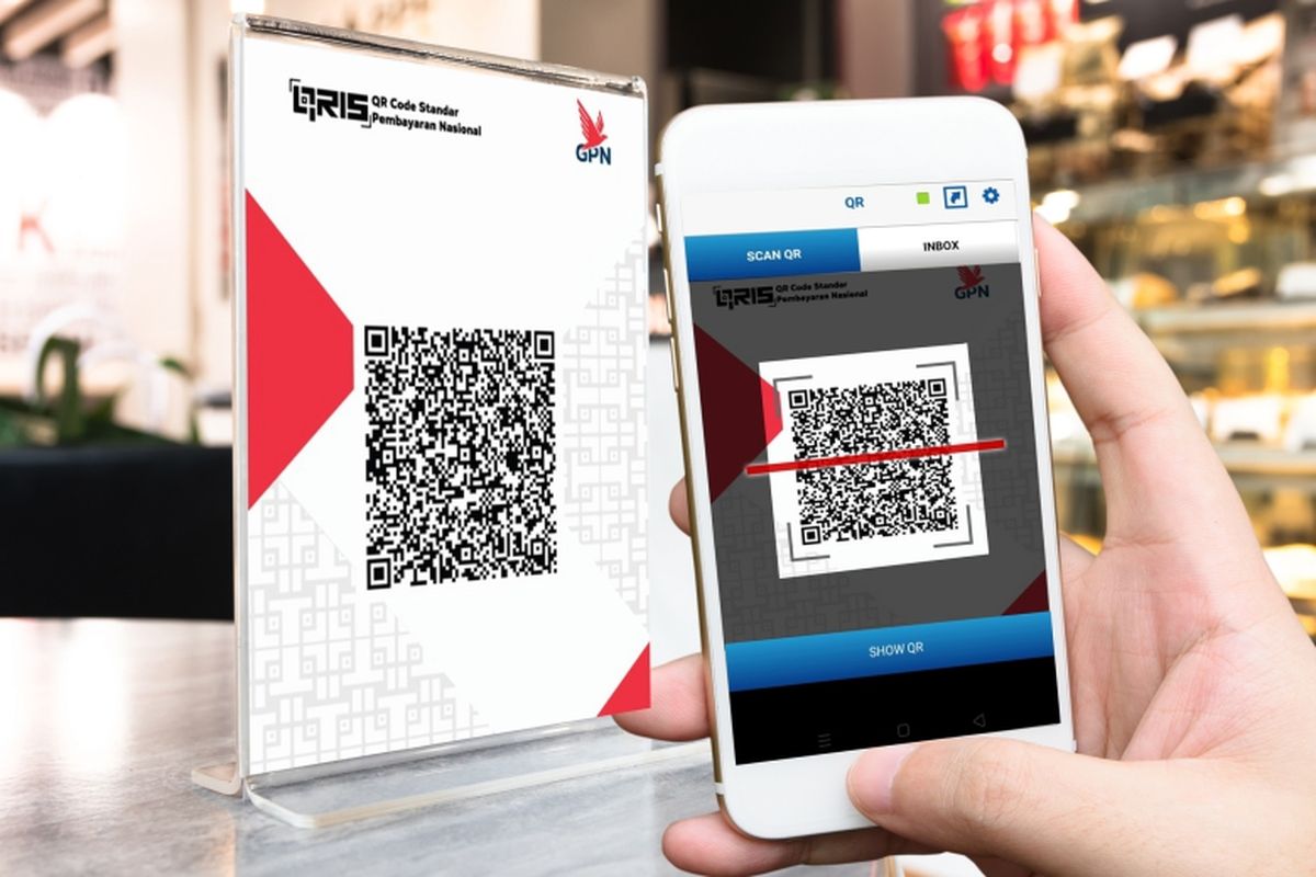 Ilustrasi transaksi nontunai berbasis QR Code dengan aplikasi BCA mobile