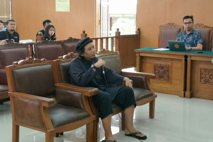 Achmad Supriyanto, saksi dalam sidang kasus peledakan bom di Jalan MH Thamrin pada Januari 2016 dengan terdakwa Aman Abdurrahman, saat bersaksi dalam persidangan di Pengadilan Negeri Jakarta Selatan, Jumat (16/3/2018). 