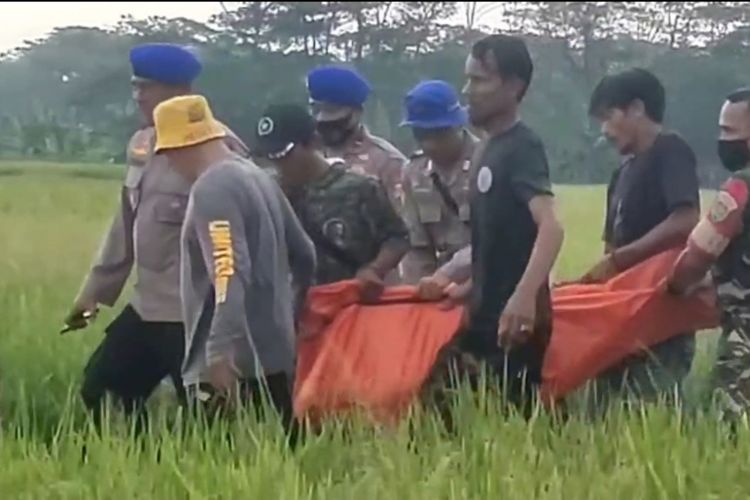 Tangkap layar video warga, sejumlah petugas membawa jasad Adam setelah ditemukan tim gabungan di Sungai Cimanis, Kecamatan Lemahabang Kabupaten Cirebon, Rabu (6/7/2022). Adam tenggelam bersama saudara sepupunya Riko (11).