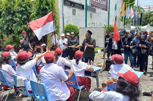 Sekelompok Orang Berseragam SD Demo di KPU DIY, Bawa Spanduk 
