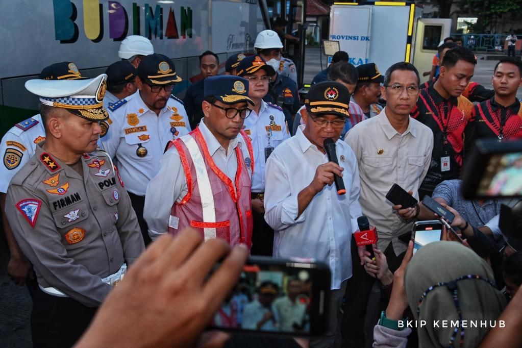 Jelang Mudik Lebaran, 2 Menteri Tinjau Kesiapan Bus di Terminal Kampung Rambutan
