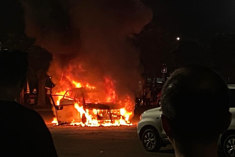 Mobil Avanza Terbakar di Tol Jakarta-Cikampek Malam Ini, Lalu Lintas Macet
