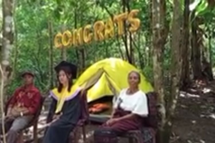 Foto : Katarina Oa Jebe, S.K.H, seroang putri dari Dusun Wairbeno, Desa Baya, Kecamatan Adonara Tengah, Kabupaten Flore Timur, pada hari ini mengikuti acara wisuda online di tengah hutan, Kamis (10/12/2020). 