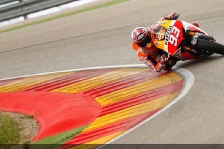 Pebalap Honda asal Spanyol, Marc Marquez, memacu RC213V pada sesi uji coba di sirkuit MotorLand Aragon, Rabu (19/6/2013).