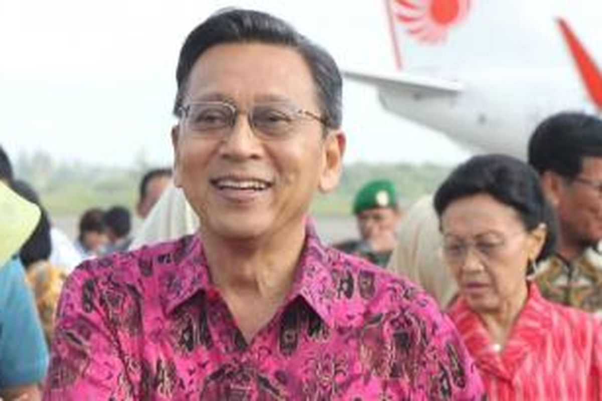 Wakil Presiden Boediono beserta Ny Herawati Boediono (kanan) dan Menteri Dalam Negeri Gamawan Fauzi (kiri) didampingi Gubernur Sumatera Barat Irwan Prayitno (kedua dari kiri) setibanya di di Bandara Minangkabau, Padang, Sumatera Barat, Sabtu (8/6). Dalam kunjungan kerja tersebut, Wapres bertemu dengan Muspida setempat, tokoh masyarakat dan agama serta perwakilan pelajar penerima bantuan siswa miskin (BSM).