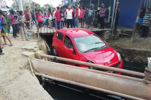 Kejar-kejaran dengan BNN Kaltim, Mobil Bandar Sabu Berakhir di Parit 