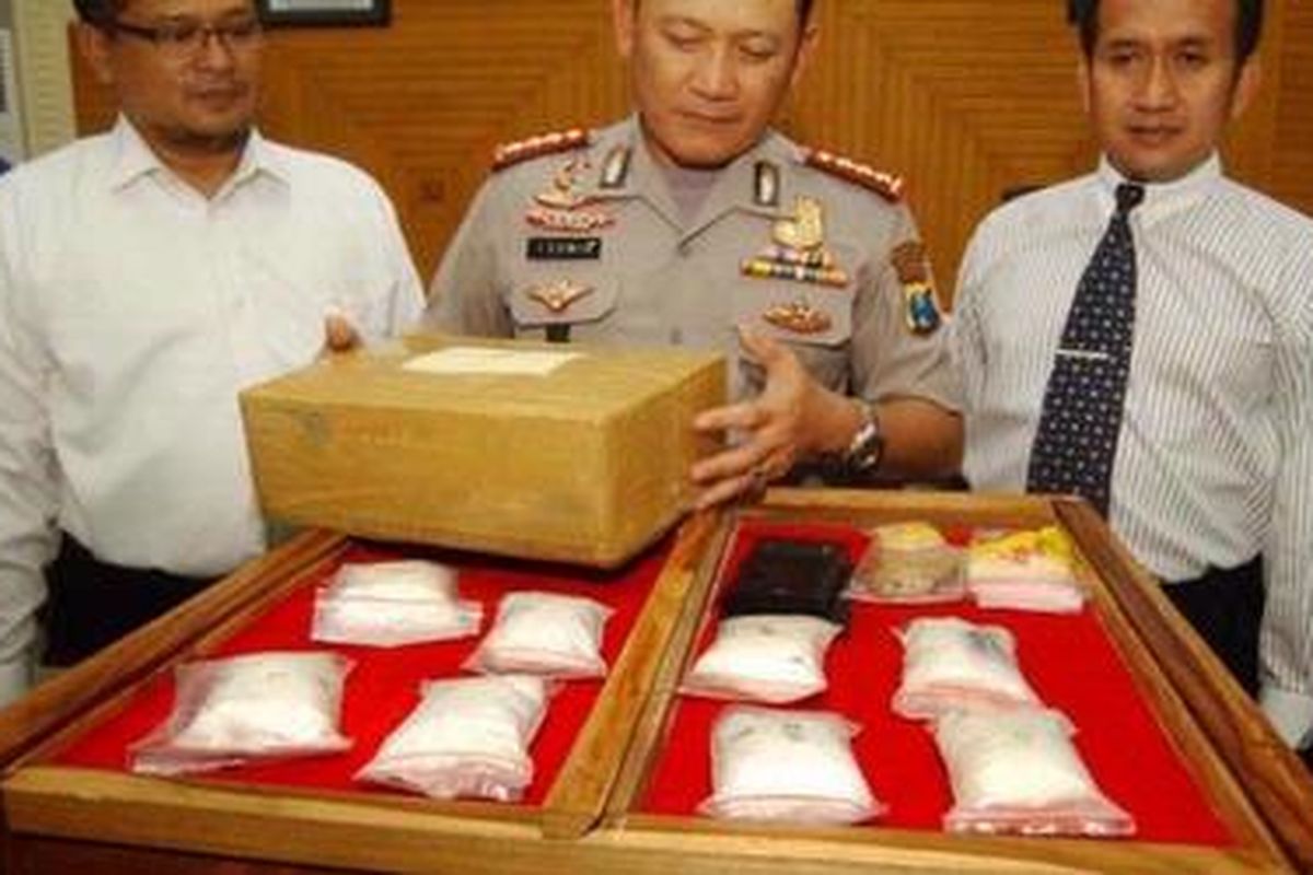 Kapolwiltabes Surabaya, Kombes Pol Ike Edwin (tengah) menunjukkan sabu-sabu yang disita dari seorang tersangka, Senin (18/1/2010). Jaringan internasional menjadikan Indonesia sebagai pasar obat terlarang.