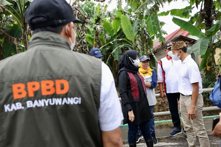 Bupati Banyuwangi Ipuk Fiestiandani Azwar Anas saat meninjau lokasi bencana di Pesanggaran 