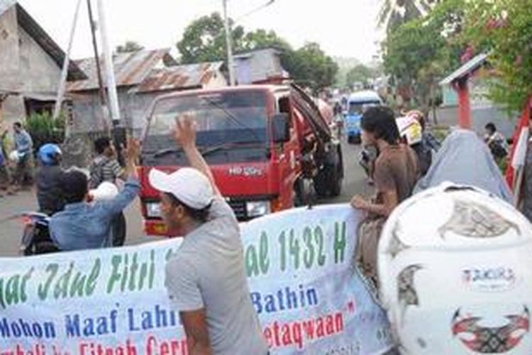 Ratusan Mahasiswa dari Fakultas Hukum Uninversitas Khairun (Unkhair) Ternate, menyandera 5 buah mobil tangki milik Pertamina Ternate, Senin (26/3/2012).