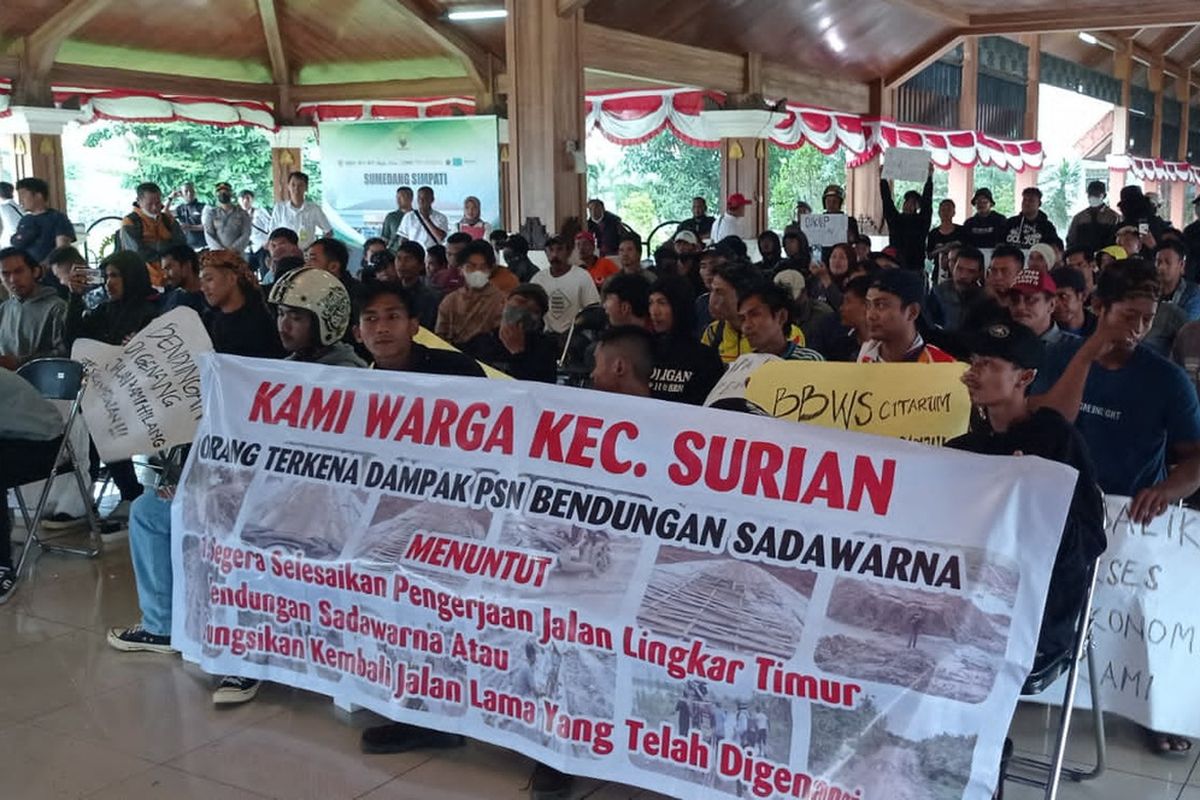 Ratusan warga Surian yang terdampak Bendungan Sadawarna berunjuk rasa di Pusat Pemerintahan Sumedang, Rabu (14/12/2022) siang. AAM AMINULLAH/KOMPAS.com