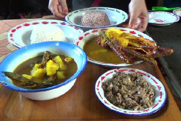 Berbagai menu berbahan ubi di Umah Ubi Atok Kulop di Pangkal Pinang Kepulauan Bangka Belitung.