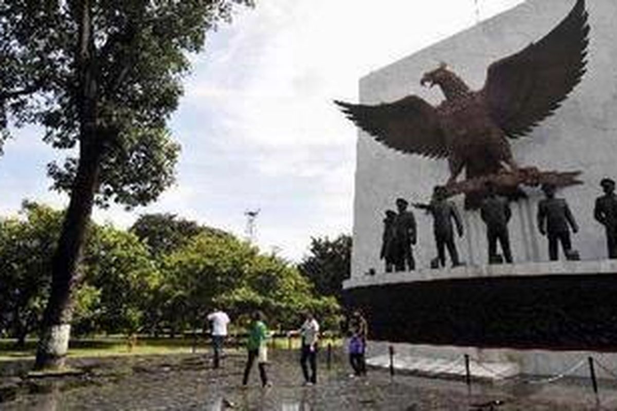 Pudarnya Nilai-nilai Pancasila- Pengunjung melihat Monumen Pancasila Sakti di kawasan Lubang Buaya, Jakarta Timur, Minggu (8/5/2011). Nilai-nilai luhur Pancasila sebagai pemersatu bangsa saat ini seolah pudar dengan makin kurangnya generasi muda mempelajari dan memahami serta makin maraknya budaya kekerasan di kehidupan bangsa.