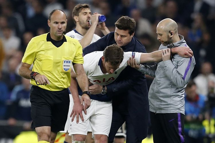 Mauricio Pochettino membantu Jan Vertonghen yang mengalami cedera pada laga Tottenham vs Ajax Amsterdam di Stadion Tottenham Hotspur dalam semifinal Liga Champions, 30 April 2019.