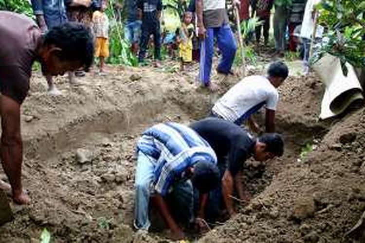 Jenazah Munir dan Nurul, pasangan suami istri yang tewas terpanggang di barang perusahaan sawit, dimakamkan dalam satu liang kubur di pemakaman keluarga. 