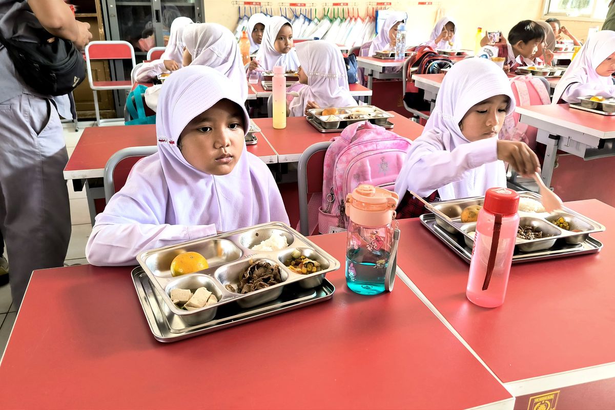 Selain Dapat Menu Makan Gratis, Siswa SDN Lengkong Gudang Dapat Buku Tulis dan Pensil