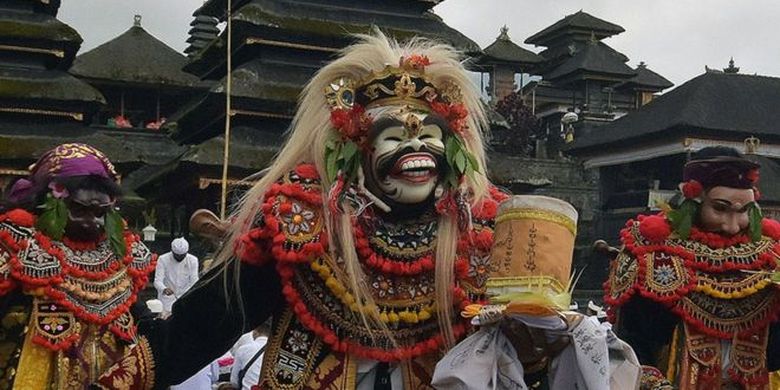 Seniman menampilkan tari Topeng Sidakarya dalam upacara Pamahayu Jagat di Pura Besakih, Karangasem, Bali, Minggu (5/7/2020) 