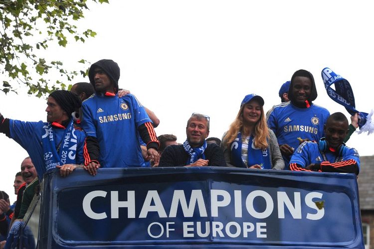 Roman Abramovich turut naik bus bersama para pemain The Blues untuk merayakan keberhasilan Chelsea menjadi juara Liga Champons 2012.
