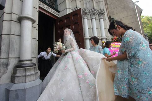 Video: Anggun Bergaun Pengantin, Olga Lydia Tiba di Gereja Katedral