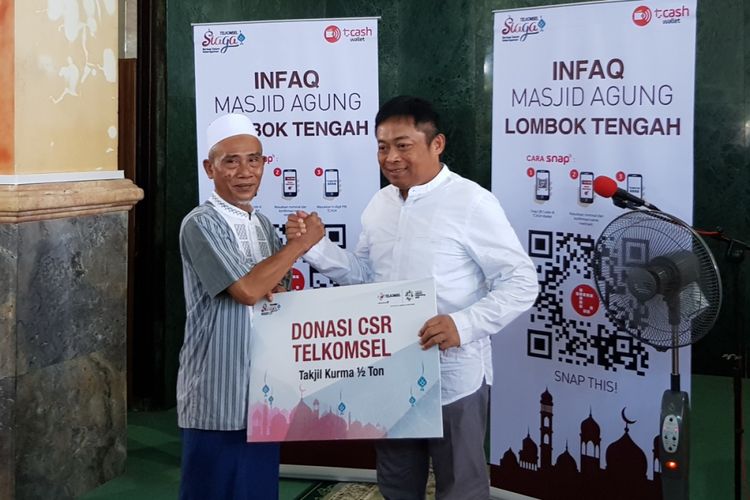 Direktur Utama Telkomsel, Ririek Adrianysah menyerahkan donasi CSR Telkomsel di Lombok, Jumat (11/5/2018).