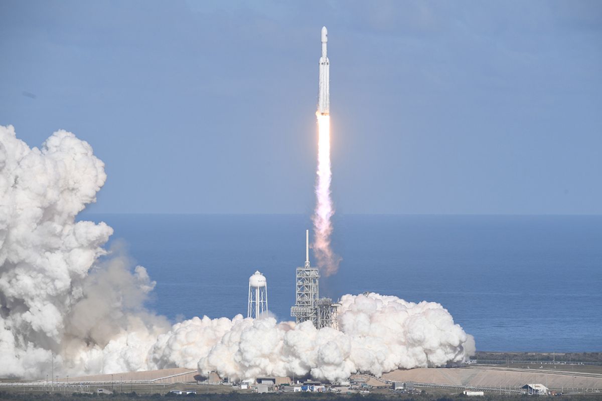 Roket Falcon Heavy milik SpaceX diluncurkan dari Pad 39A di Kennedy Space Center di Florida, AS, Selasa (6/2/2018) waktu setempat. Roket yang diklaim paling kuat di dunia itu meluncur sambil membawa mobil sport Tesla milik Elon Musk dalam misi uji coba melintasi luar angkasa.