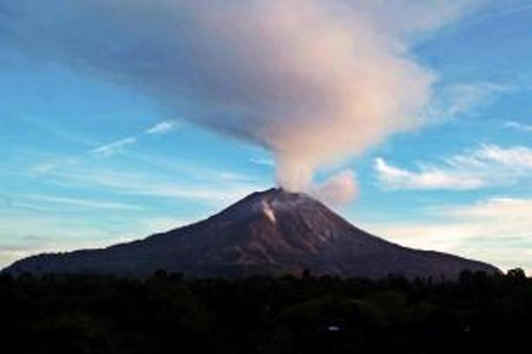 Gunung Sinabung mengeluarkan asap putih terlihat dari Desa Tiga Pancur, Karo, Sumut, 14 September 2014. Setahun erupsi Gunung Sinabung yang menjatuhkan 16 korban jiwa hingga kini masih menunjukkan aktivitas dengan munculnya lava pijar dan luncuran awan panas.