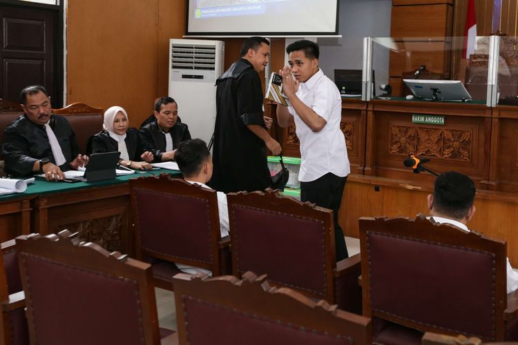 Terdakwa kasus pembunuhan Nofriansyah Yosua Hutabarat atau Brigadir J, Ricky Rizal, Richard Eliezer, dan Kuat Ma'ruf menjalani sidang lanjutan di Pengadilan Negeri (PN) Jakarta Selatan, Senin (5/12/2022).