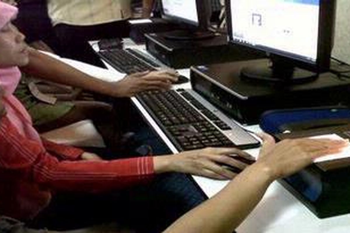 Perwakilan dari seluruh kecamatan di Kabupaten/Kota Semarang mengikuti pelatihan operasional pembuatan Kartu Tanda Penduduk elektronik di Hotel Metro, Kota Semarang, Jawa Tengah, Sabtu (24/3/2012).