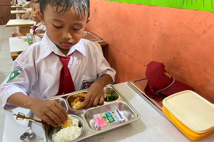 Rozak, siswa SDN Larangan saat menyantap makan bergizi gratis dj kelas, Senin (5/1/2025)