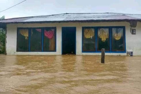 Banjir 1 Meter Rendam Puluhan Rumah Warga di Buru Selatan