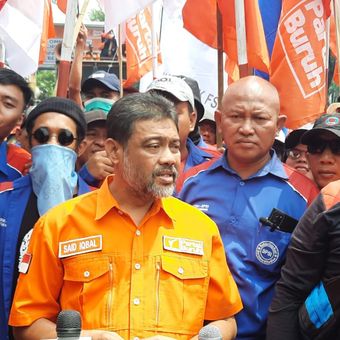 Said Iqbal saat diwawancarai di kawasan Patung Kuda Arjuna Wijaya, Gambir, Jakarta Pusat, Senin (2/10/2023). (KOMPAS.com/XENA OLIVIA) 