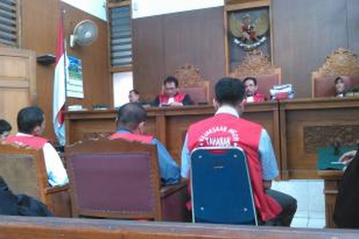 Majelis hakim Pengadilan Negeri Jakarta Selatan telah memberikan vonis kepada tiga administrator @Triomacan2000. Ketiganya divonis dengan hukuman masing-masing empat hingga lima tahun kurungan penjara.