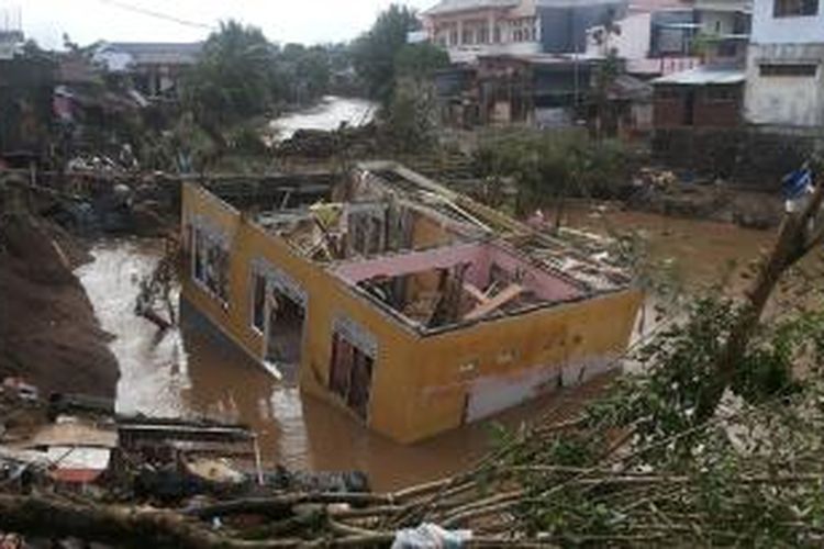 Sebuah rumah terhempas derasnya arus banjir di Manado.